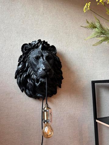 Unieke Leeuwenkop Lamp beschikbaar voor biedingen