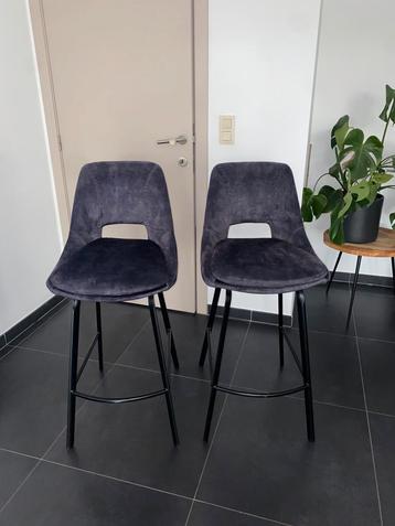 2 Suede Barstoelen donkergrijze kleur met Metalen Poten beschikbaar voor biedingen