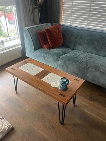 Vintage salontafel met keramieke tegels beschikbaar voor biedingen