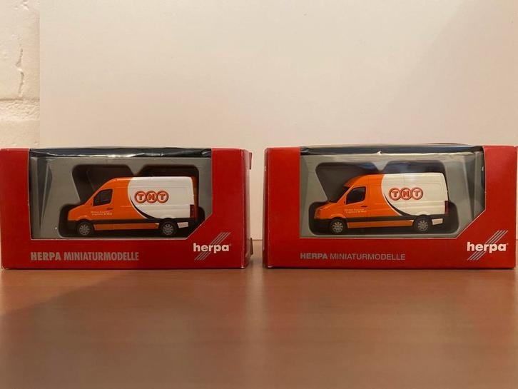 Herpa Volkswagen Crafter ‘TNT’ 1:87 2x, Hobby en Vrije tijd, Modelauto's | 1:87, Zo goed als nieuw, Auto, Herpa, Ophalen of Verzenden