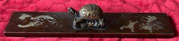 Japans bronzen presse-papier met schildpad gedecoreerd 1900 beschikbaar voor biedingen