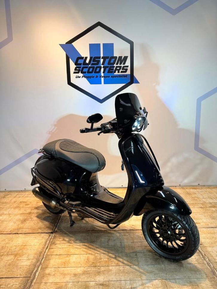 Vespa Sprint 2017 black on black 45km brom scooter akrapovic, Fietsen en Brommers, Scooters | Vespa, Zo goed als nieuw, Vespa S