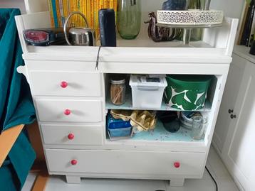 Commode met leuke details. EXCLUSIEF INHOUD.