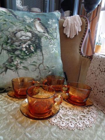 4 Franse Amberkleurige Kop en Schotels Vereco ** Mimosa ** beschikbaar voor biedingen