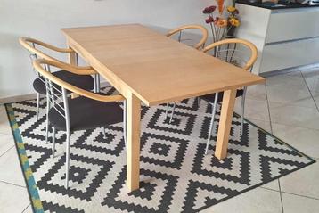Te koop vier metalen eetkamerstoelen met houten leuning. beschikbaar voor biedingen
