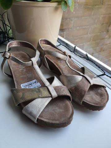 Nieuwe Beige/Gouden Sandalen met Lage Hak Maat 37 - Nieuw me beschikbaar voor biedingen
