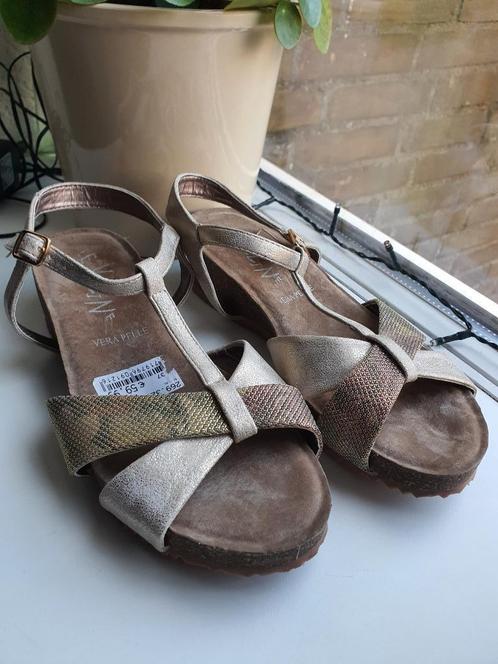 Nieuwe Beige/Gouden Sandalen met Lage Hak Maat 37 - Nieuw me, Kleding | Dames, Schoenen, Nieuw, Sandalen of Muiltjes, Beige, Ophalen of Verzenden