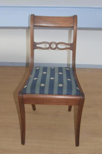 Antieke stoel met geknoopte rugleuning blauw gestoffeerd beschikbaar voor biedingen