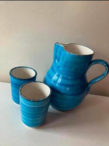 Blauwe kan met 2 bekers beschikbaar voor biedingen