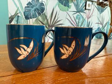 Vintage Blauwe Mokken met Gouden Details beschikbaar voor biedingen