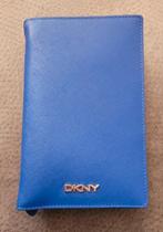 DKNY Paspoort/portemonee/portefeuille Blauw, Sieraden, Tassen en Uiterlijk, Portemonnees, Ophalen of Verzenden, Zo goed als nieuw