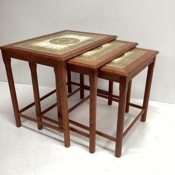 Vintage tafeltjes beschikbaar voor biedingen