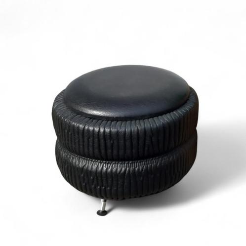 Vintage Poef Met Opbergruimte Op Pootjes, Zwart Skai, Huis en Inrichting, Banken | Voetenbanken en Poefen, Gebruikt, Minder dan 50 cm