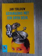 Jan Terlouw - Gevangenis met een open deur, Boeken, Kinderboeken | Jeugd | 13 jaar en ouder, Ophalen of Verzenden, Zo goed als nieuw