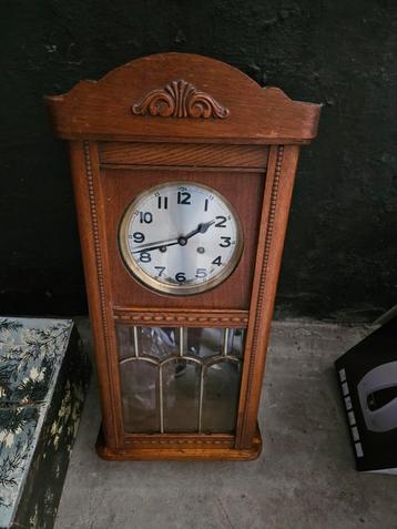 Antieke Wandklok met Slinger beschikbaar voor biedingen