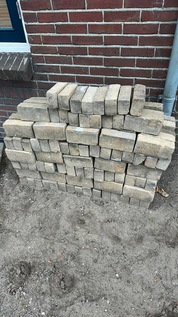 Geel gebakken dikformaat klinkers beschikbaar voor biedingen