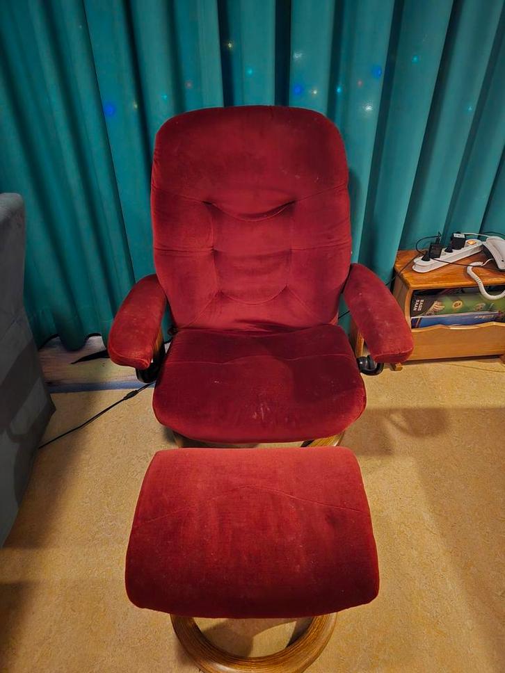 Rode stoel met bankje / voetenbank, Huis en Inrichting, Fauteuils, Zo goed als nieuw, Hout, Stof, 75 tot 100 cm, 75 tot 100 cm