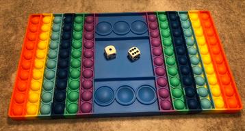 Pop-It spel met dobbelstenen beschikbaar voor biedingen
