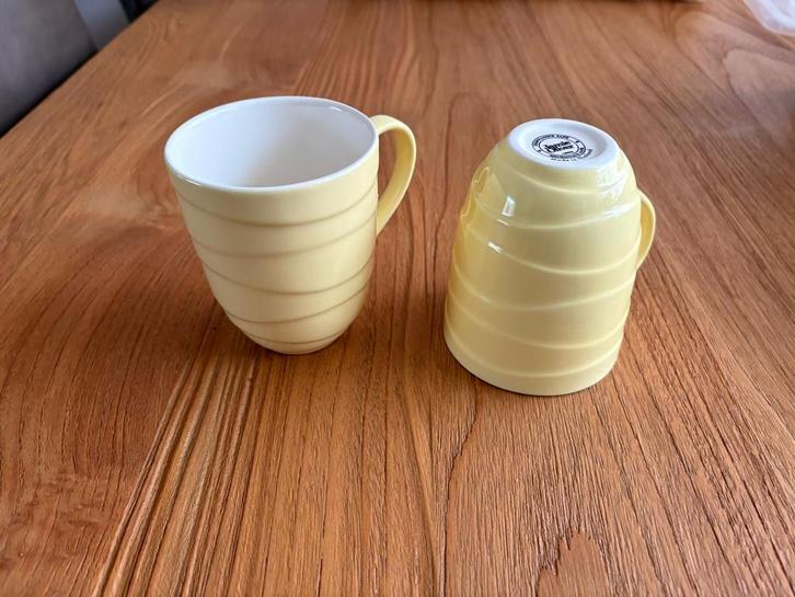 2 gele mokken uit de Waves serie van Jamie Oliver., Huis en Inrichting, Keuken | Servies, Zo goed als nieuw, Kop(pen) en/of Schotel(s)