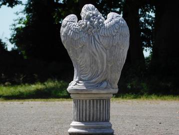 Beeld Engel op Ronde Sokkel - 73 cm - Steen beschikbaar voor biedingen