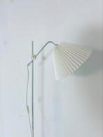 Vintage hengellamp in stijl le Klint ‘60, Huis en Inrichting, Lampen | Vloerlampen, Glas, Vintage retro buisframe design rotan webbing papercord deens