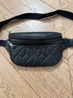Zwarte Heuptas met 'N' Logo van Nikkie, NIEUW!, Sieraden, Tassen en Uiterlijk, Tassen | Damestassen, Ophalen of Verzenden, Zo goed als nieuw