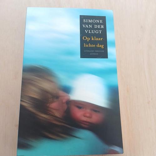 Simone van der Vlugt - Op klaarlichte dag, Boeken, Thrillers, Zo goed als nieuw, Nederland, Ophalen of Verzenden