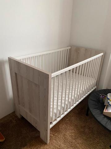 Te koop: Babybed met matras en beschermhoes. beschikbaar voor biedingen
