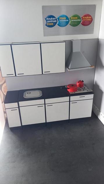 Nieuw keukenblok 210cm met blad, bak, kookplaat en afzuigkap beschikbaar voor biedingen