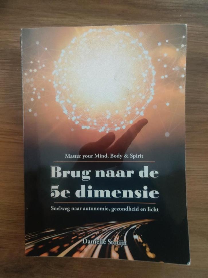 Brug naar de 5e dimensie - Gelezen, Boeken, Esoterie en Spiritualiteit, Gelezen, Achtergrond en Informatie, Spiritualiteit algemeen