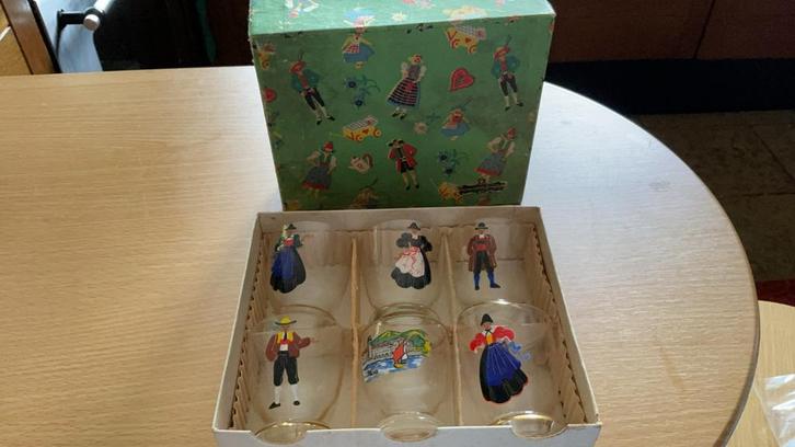6 oude borrelglaasjes met klederdracht. Jaren vijftig?, Verzamelen, Glas en Borrelglaasjes, Gebruikt, Borrel- of Shotglas, Ophalen of Verzenden