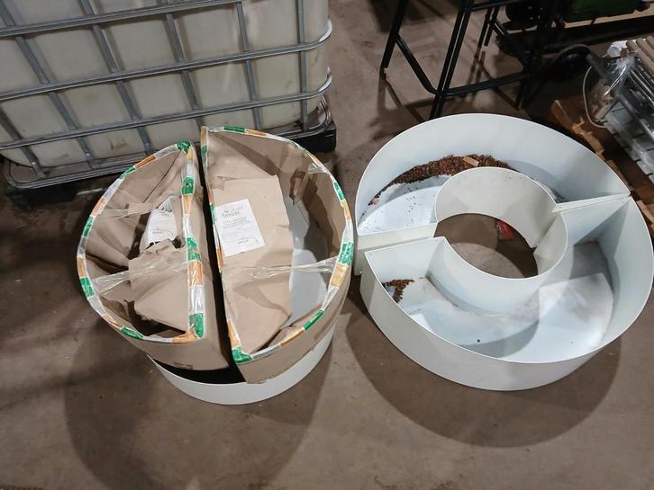 Stiel Vipera Hangbakken half ronde plantenbak half rond, Tuin en Terras, Bloembakken en Plantenbakken, Zo goed als nieuw, Minder dan 30 cm