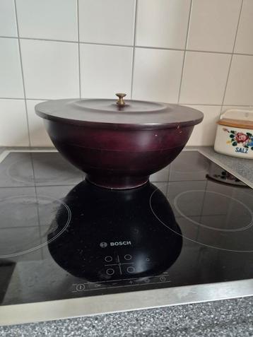Houten schaal met binnen schaal van metaal  beschikbaar voor biedingen