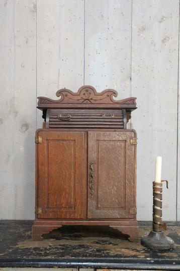 Klein antiek ladekastje beschikbaar voor biedingen