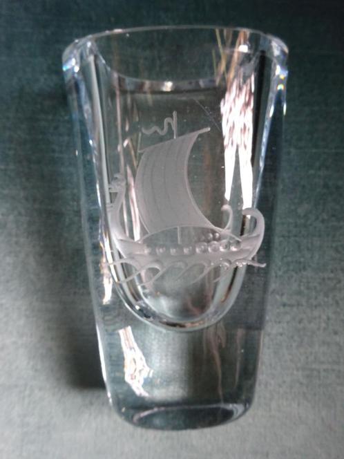 Strömbergshyttan Glasbruk: kristallen vaas met vikingschip, Antiek en Kunst, Antiek | Glas en Kristal, Ophalen of Verzenden