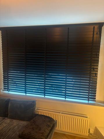 Zwarte houten jaloezieën 238x170cm beschikbaar voor biedingen