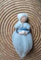 Winterfee met sneeuwbal, wolvilt, antroposofisch, Hobby en Vrije tijd, Vilt, Ophalen of Verzenden, Nieuw, Figuurtje(s), Wolvilt