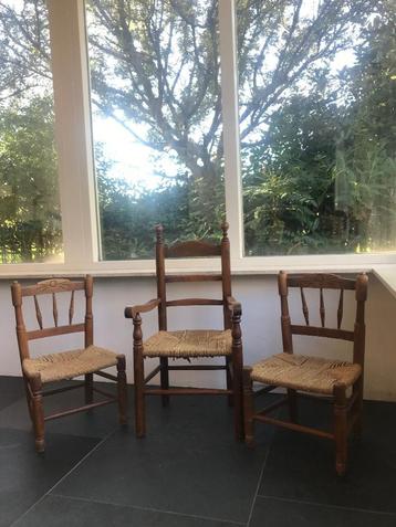 Antieke kinderstoelen beschikbaar voor biedingen