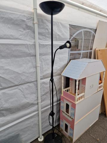 Staande lamp met leeslamp beschikbaar voor biedingen