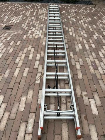 Altrex ladder 1x uitschuifbaar 2x 16 sporten 870 cm beschikbaar voor biedingen