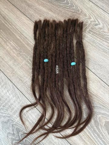 13 dreadlocks bruin met turqouise kralen echt haar beschikbaar voor biedingen