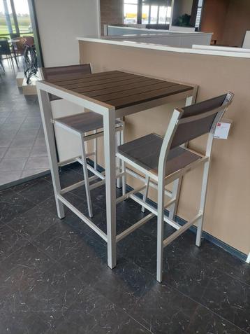 Bartafel met 2 krukken  beschikbaar voor biedingen