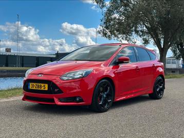 Ford Focus 2.0 Ecoboost ST-2 | 250PK | Recaro Sportstoelen | beschikbaar voor biedingen