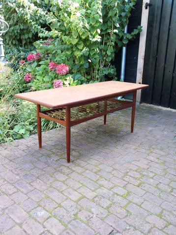 Vintage Deense salontafel in teak met tijdschriftenrek beschikbaar voor biedingen