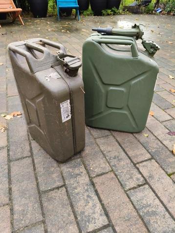 2 stalen Canisters/ Jerrycans beschikbaar voor biedingen
