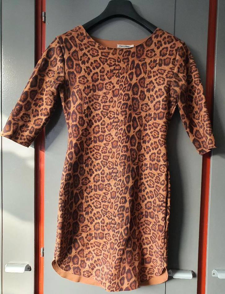 Cherry Koko jurk – luipaardprint – maat M, Kleding | Dames, Jurken, Zo goed als nieuw, Maat 38/40 (M), Bruin, Onder de knie, Ophalen of Verzenden
