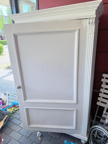 Gratis afhalen witte brocante kast, wel paar beschadigingen  beschikbaar voor biedingen