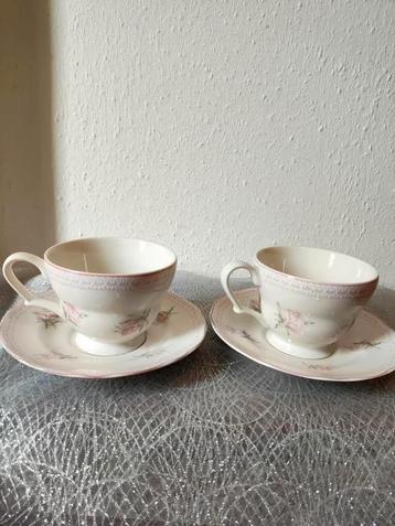 Twee prachtige kop en schotels met roosjes, van 'Cambridge' beschikbaar voor biedingen