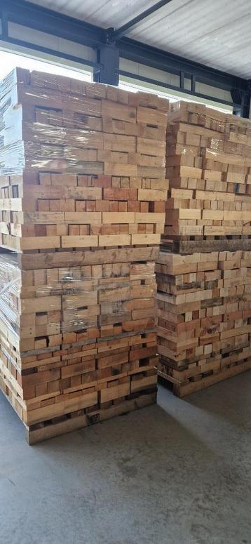 Te koop 4 pallets Gestapelde kuubs vurenhouten blokken beschikbaar voor biedingen
