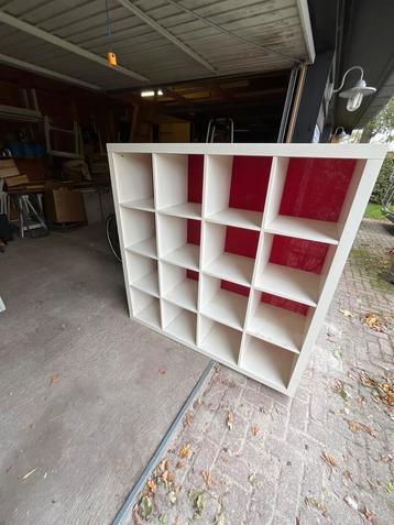 IKEA Boekenkast met 16 vakken beschikbaar voor biedingen